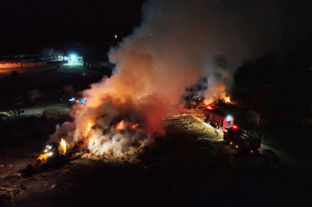 Mandırada korkutan yangın! 70 ton saman kül oldu 5