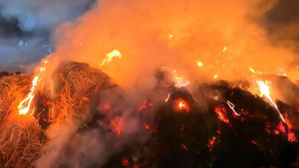 Mandırada korkutan yangın! 70 ton saman kül oldu 6