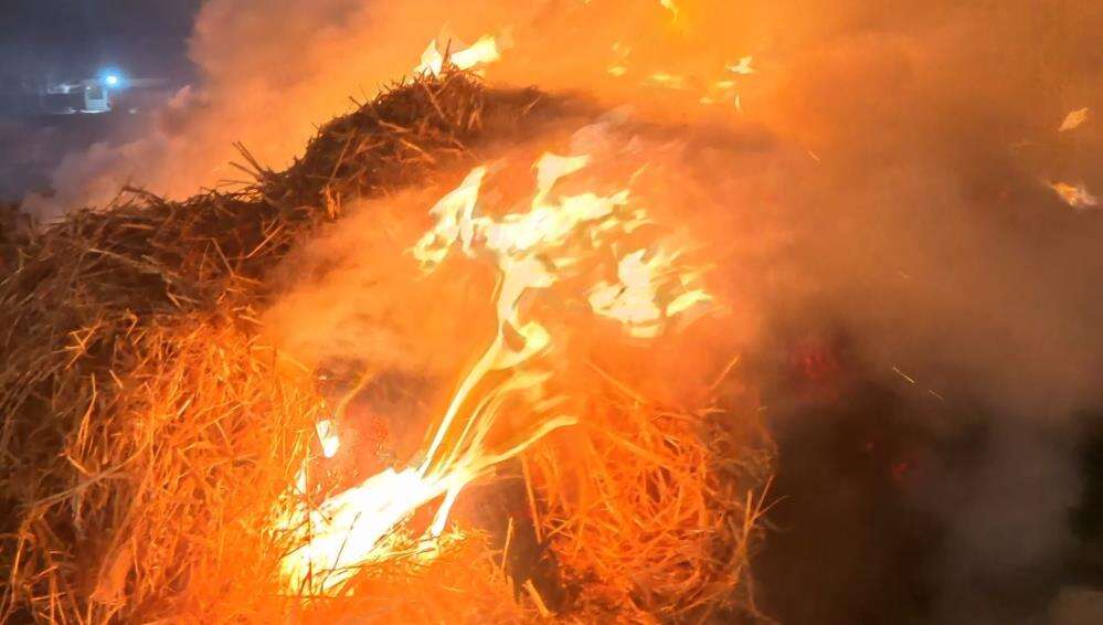 Mandırada korkutan yangın! 70 ton saman kül oldu 7