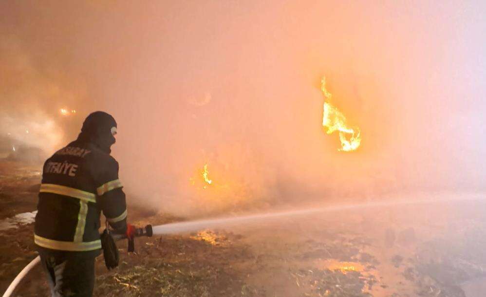Mandırada korkutan yangın! 70 ton saman kül oldu 12