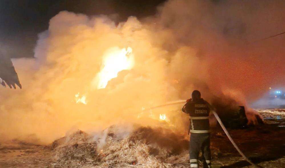 Mandırada korkutan yangın! 70 ton saman kül oldu 9