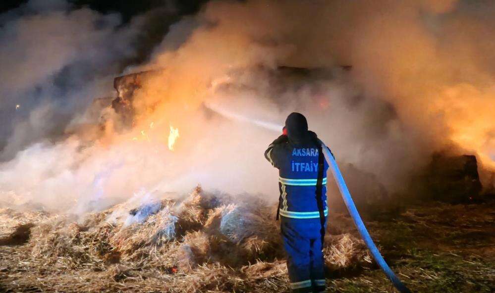 Mandırada korkutan yangın! 70 ton saman kül oldu 8