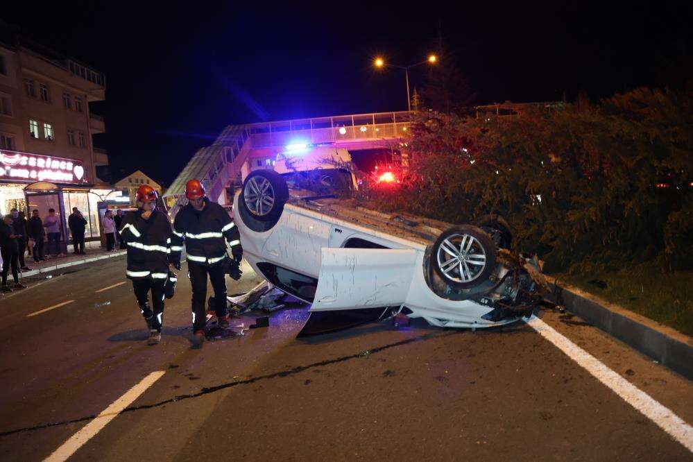 Köpeğe çarpmamak için direksiyonu kırdı, otomobil devrildi 1
