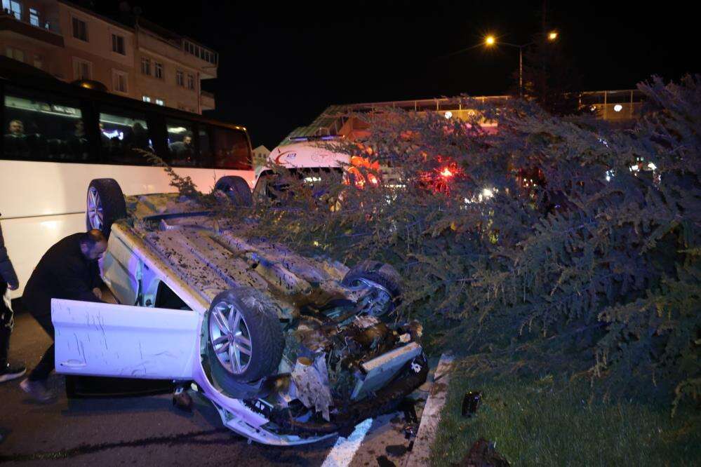 Köpeğe çarpmamak için direksiyonu kırdı, otomobil devrildi 3