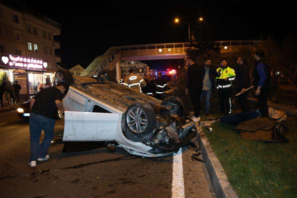 Köpeğe çarpmamak için direksiyonu kırdı, otomobil devrildi 4