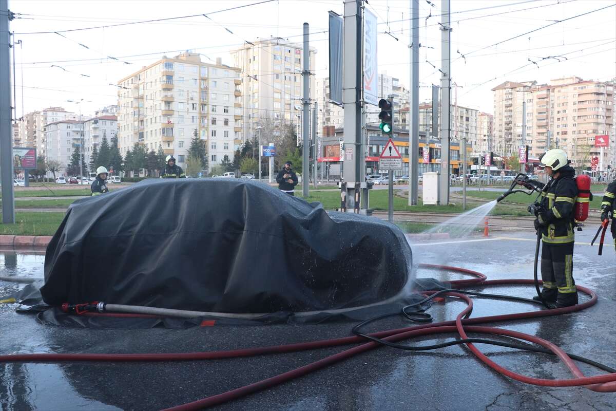 Elektrikli otomobilde çıkan yangına battaniye yöntemiyle müdahale 1