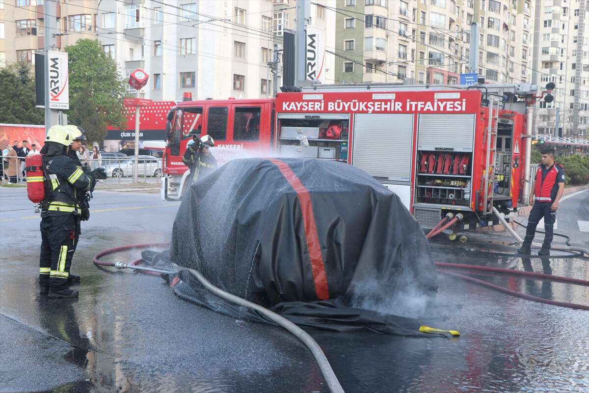 Elektrikli otomobilde çıkan yangına battaniye yöntemiyle müdahale 2