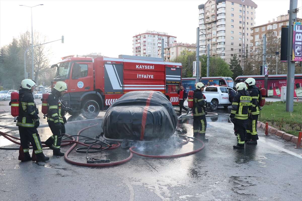 Elektrikli otomobilde çıkan yangına battaniye yöntemiyle müdahale 4