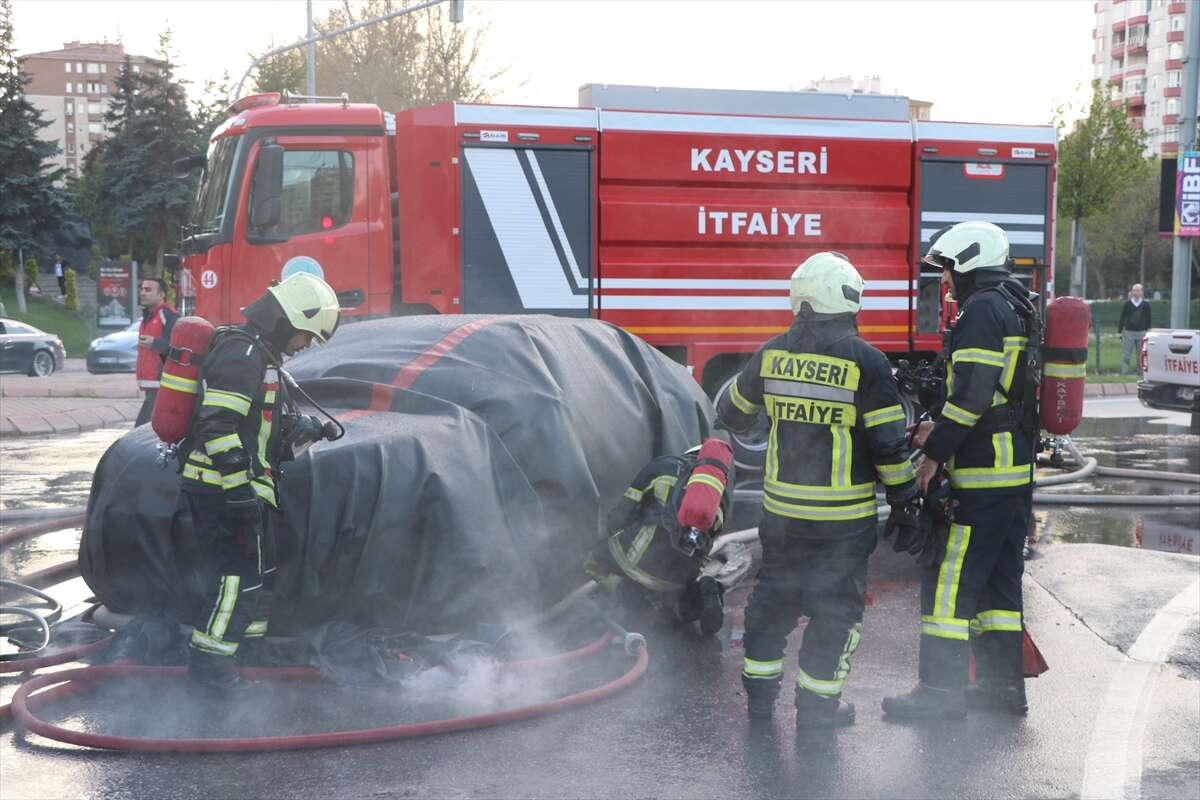 Elektrikli otomobilde çıkan yangına battaniye yöntemiyle müdahale 5