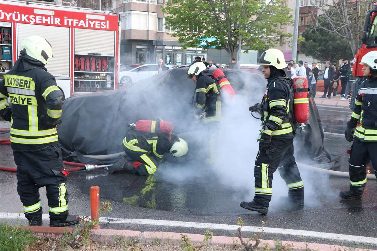Elektrikli otomobilde çıkan yangına battaniye yöntemiyle müdahale 3
