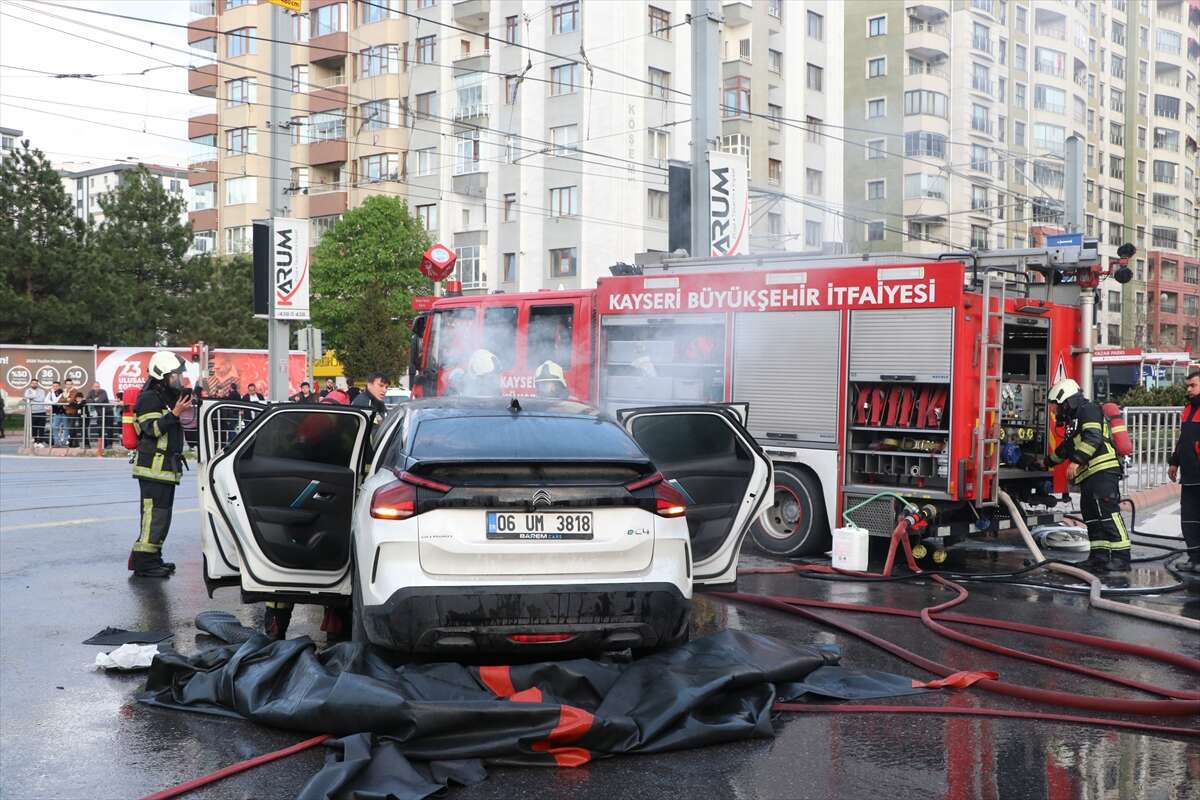 Elektrikli otomobilde çıkan yangına battaniye yöntemiyle müdahale 6
