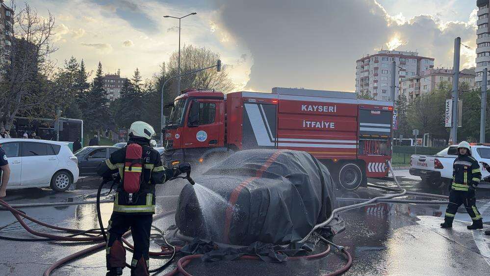 Elektrikli otomobilde çıkan yangına battaniye yöntemiyle müdahale 7