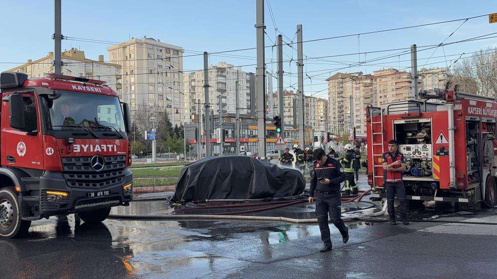 Elektrikli otomobilde çıkan yangına battaniye yöntemiyle müdahale 9