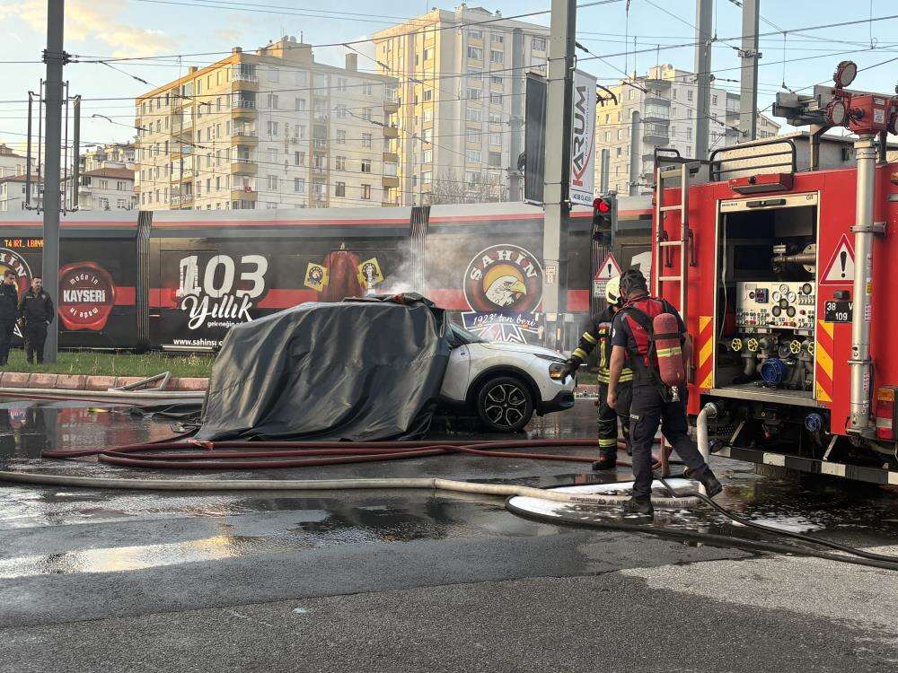 Elektrikli otomobilde çıkan yangına battaniye yöntemiyle müdahale 8