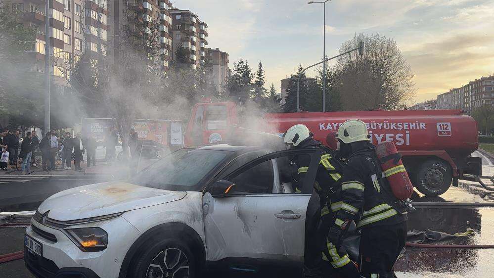 Elektrikli otomobilde çıkan yangına battaniye yöntemiyle müdahale 11