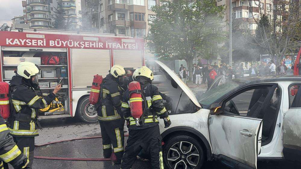 Elektrikli otomobilde çıkan yangına battaniye yöntemiyle müdahale 10