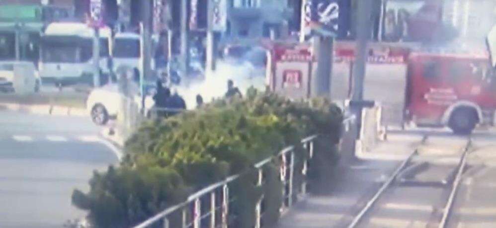 Elektrikli otomobilde çıkan yangına battaniye yöntemiyle müdahale 12