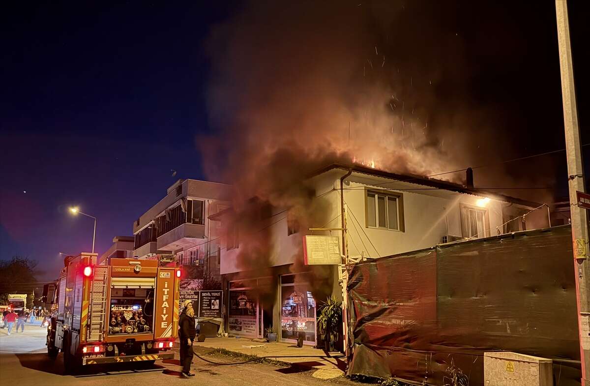 Mahalle yanarken derbi izlediler 13