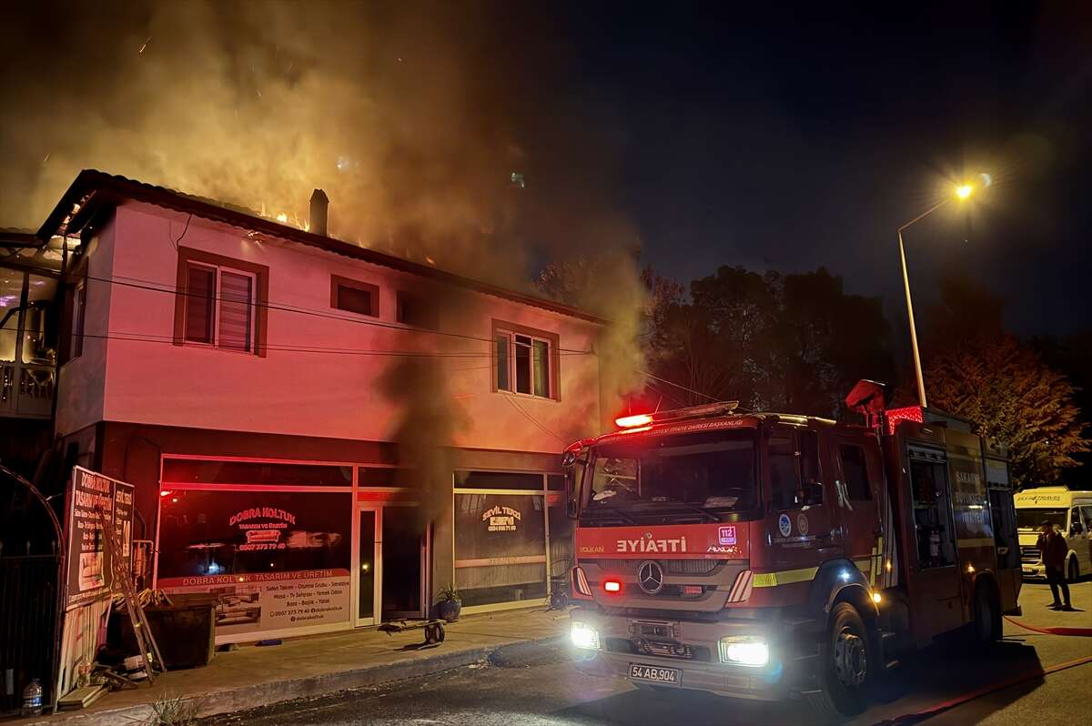 Mahalle yanarken derbi izlediler 18