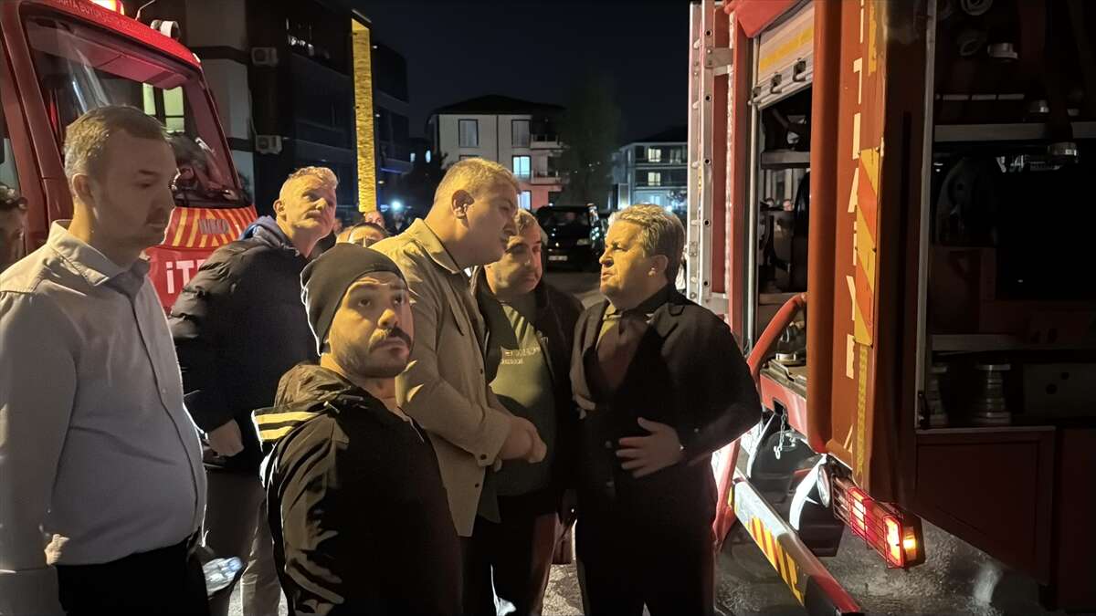 Mahalle yanarken derbi izlediler 20