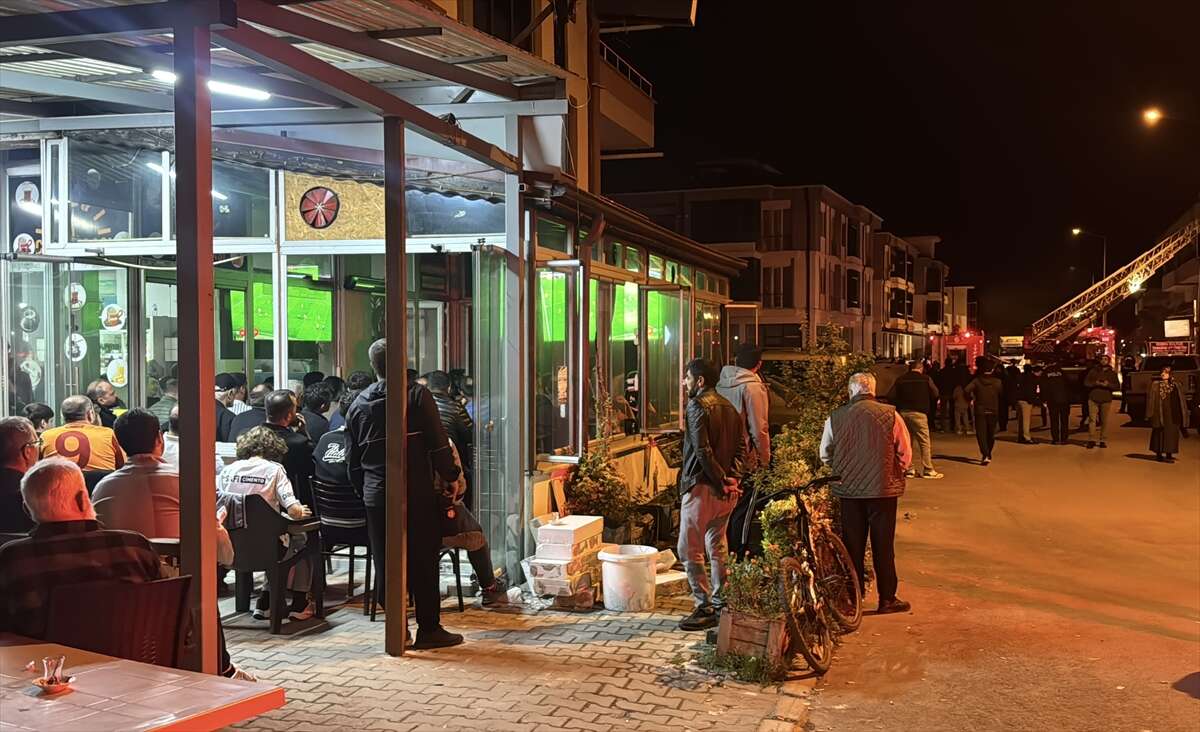 Mahalle yanarken derbi izlediler 17