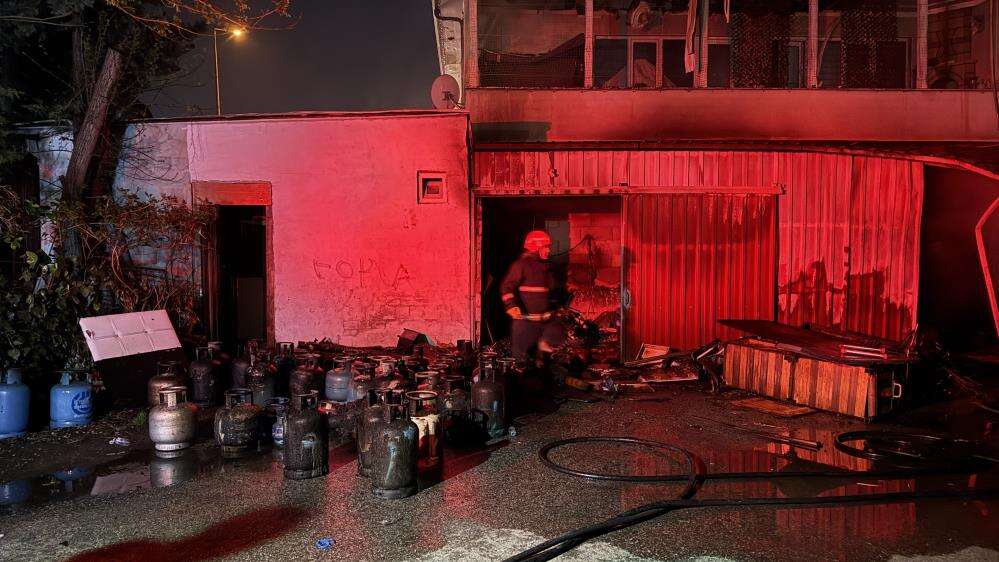 Mahalle yanarken derbi izlediler 1