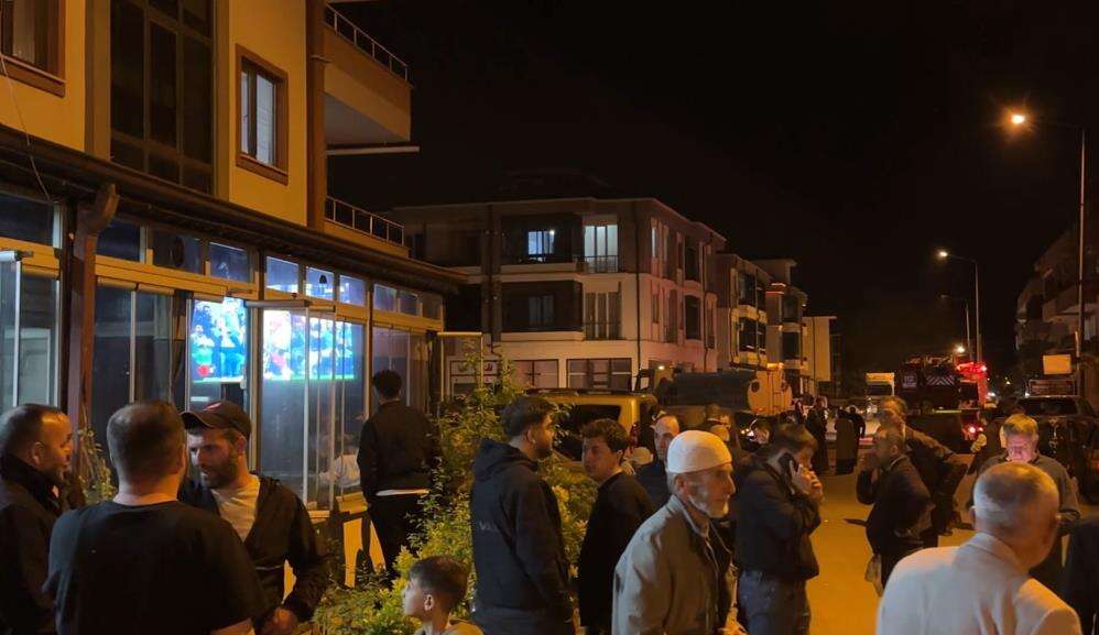 Mahalle yanarken derbi izlediler 2