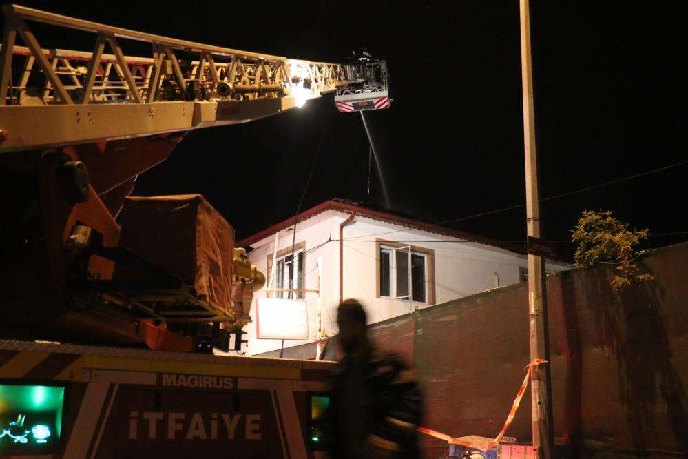 Mahalle yanarken derbi izlediler 11