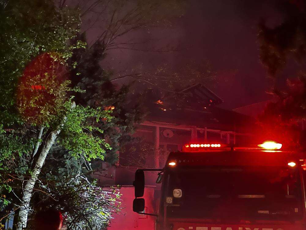 Mahalle yanarken derbi izlediler 10