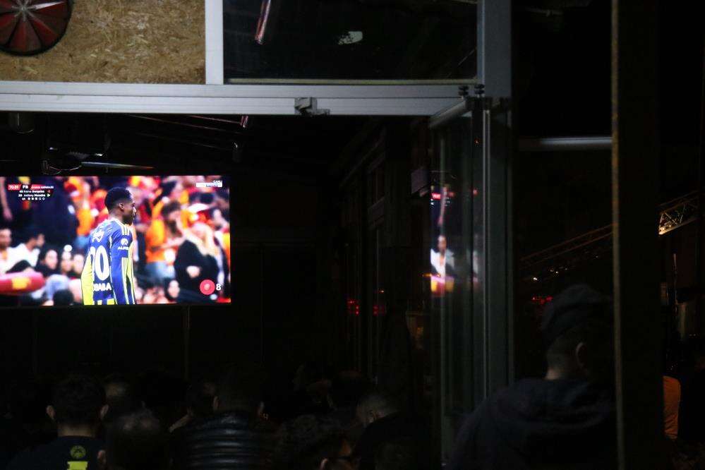 Mahalle yanarken derbi izlediler 12