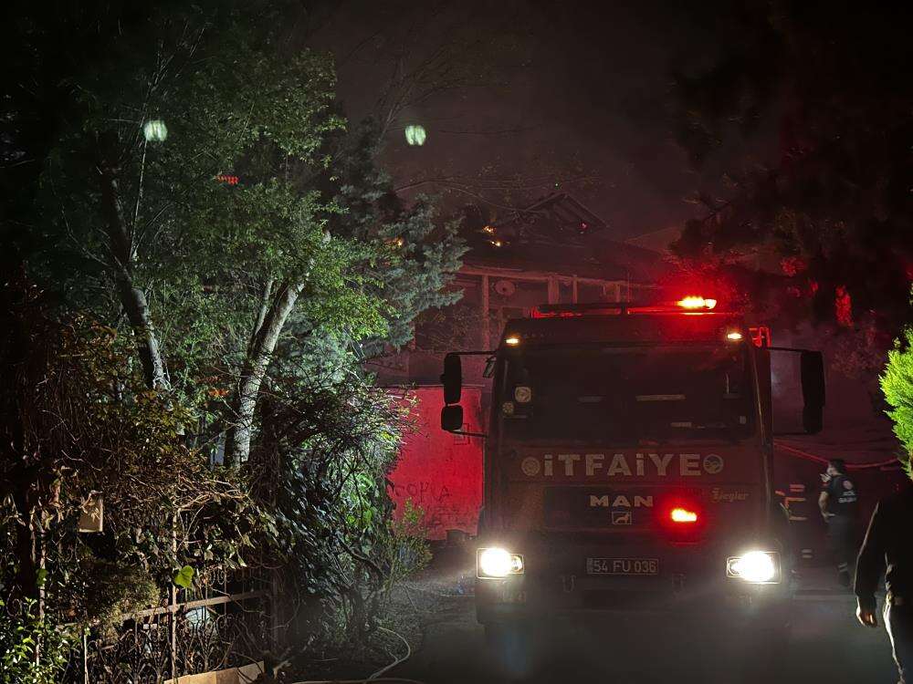 Mahalle yanarken derbi izlediler 14