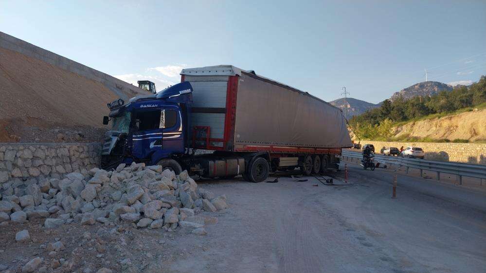 Kaçış rampasına giren Konya plakalı TIR faciaya yol açtı 10