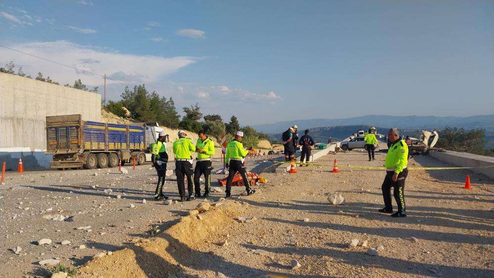 Kaçış rampasına giren Konya plakalı TIR faciaya yol açtı 6