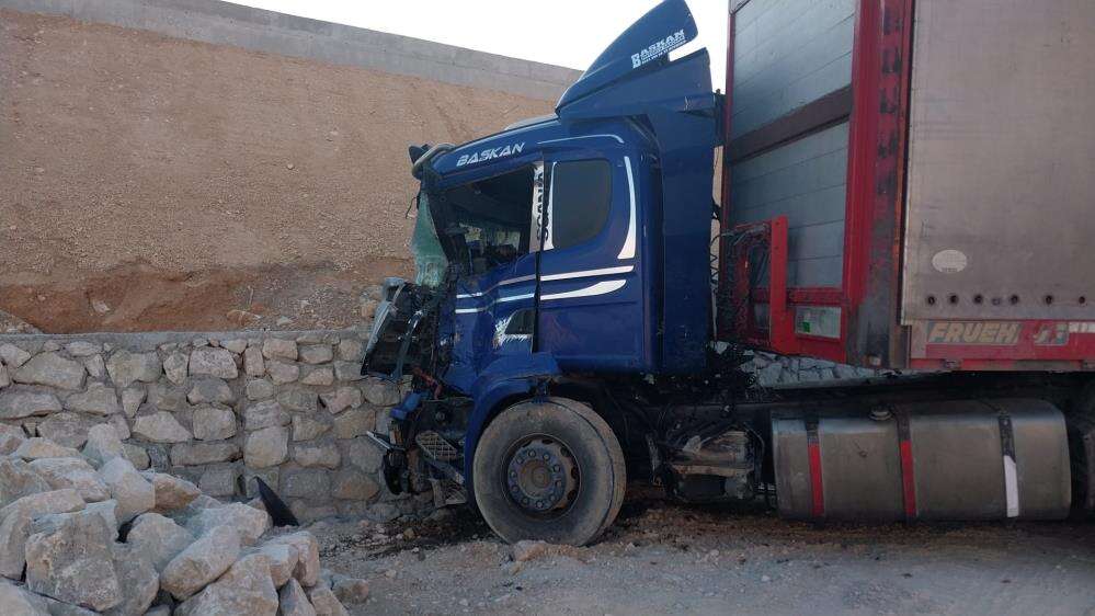 Kaçış rampasına giren Konya plakalı TIR faciaya yol açtı 7