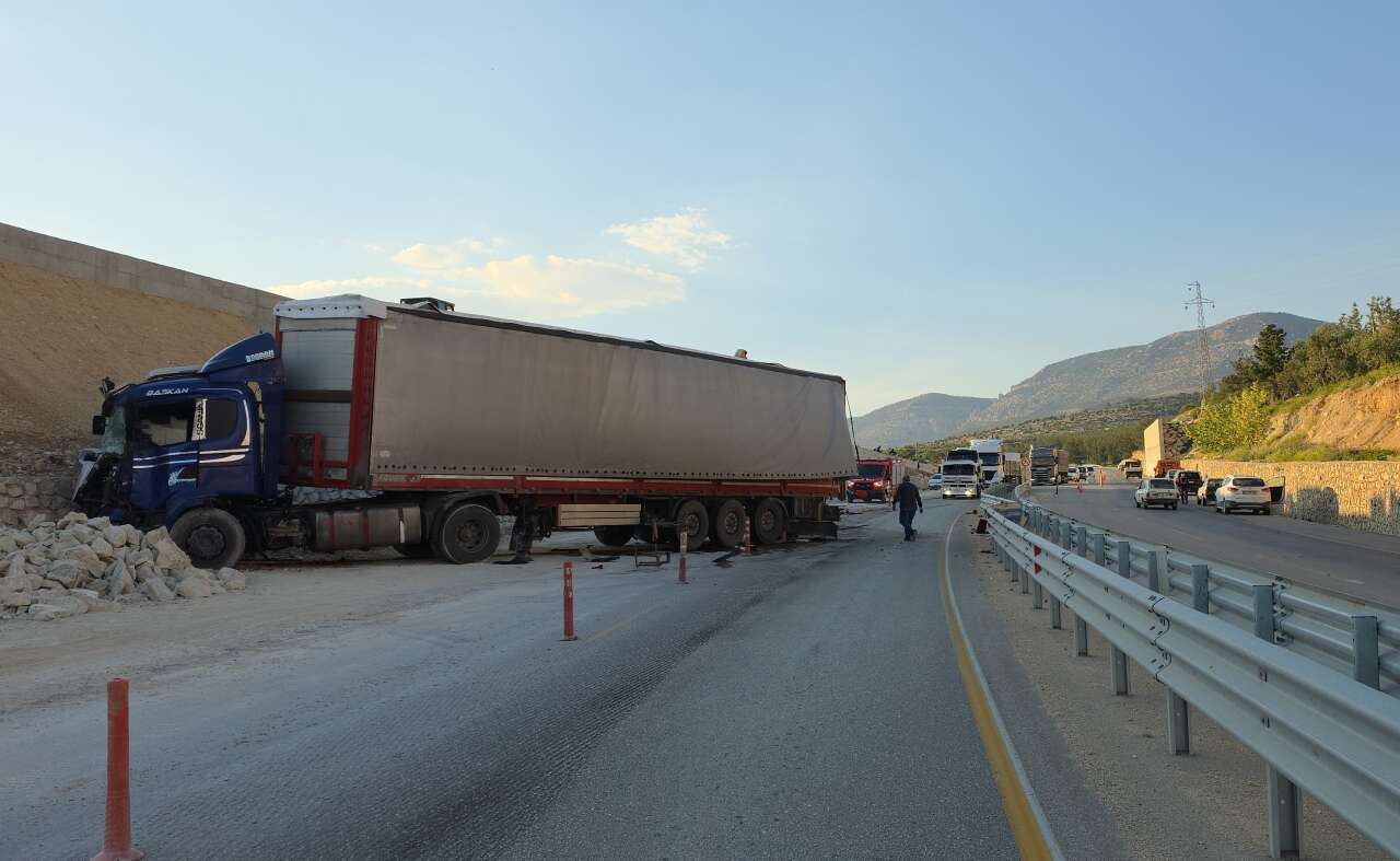 Kaçış rampasına giren Konya plakalı TIR faciaya yol açtı 2
