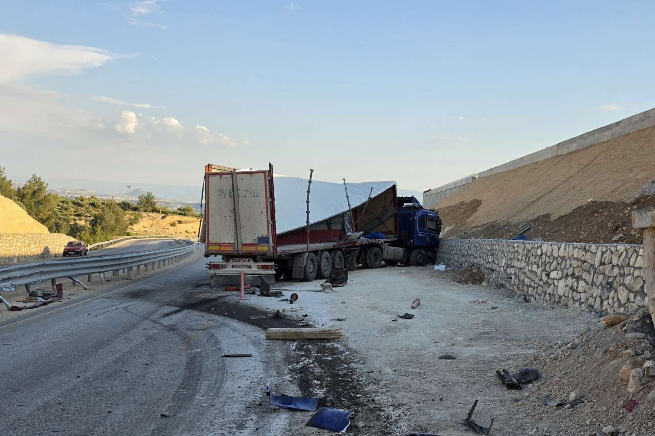 Kaçış rampasına giren Konya plakalı TIR faciaya yol açtı 3