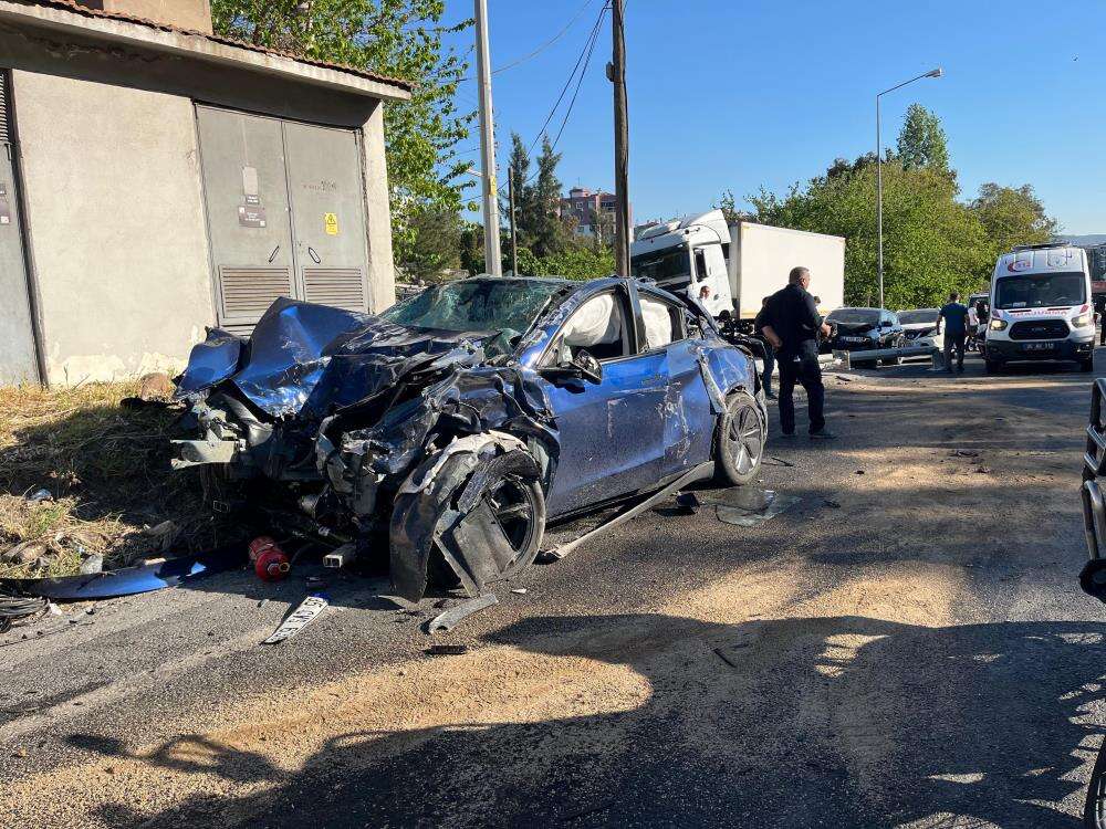 Freni boşalan TIR, 10 araca çarptı! Polis Serkan Hızlı şehit oldu, 2 ölü, 5 yaralı var 4