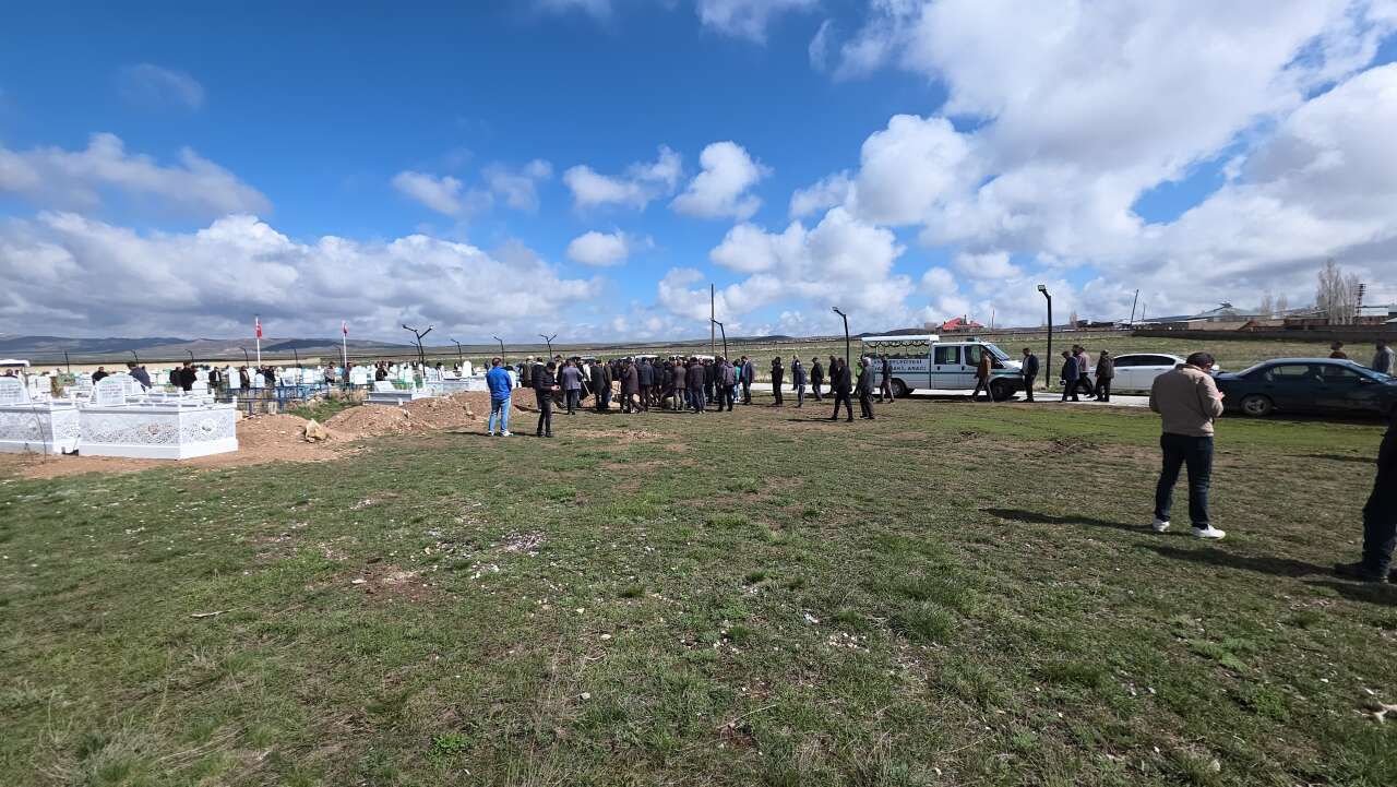 Sahipsiz köpek saldırısında ölen 5 yaşındaki Hamza toprağa verildi 1