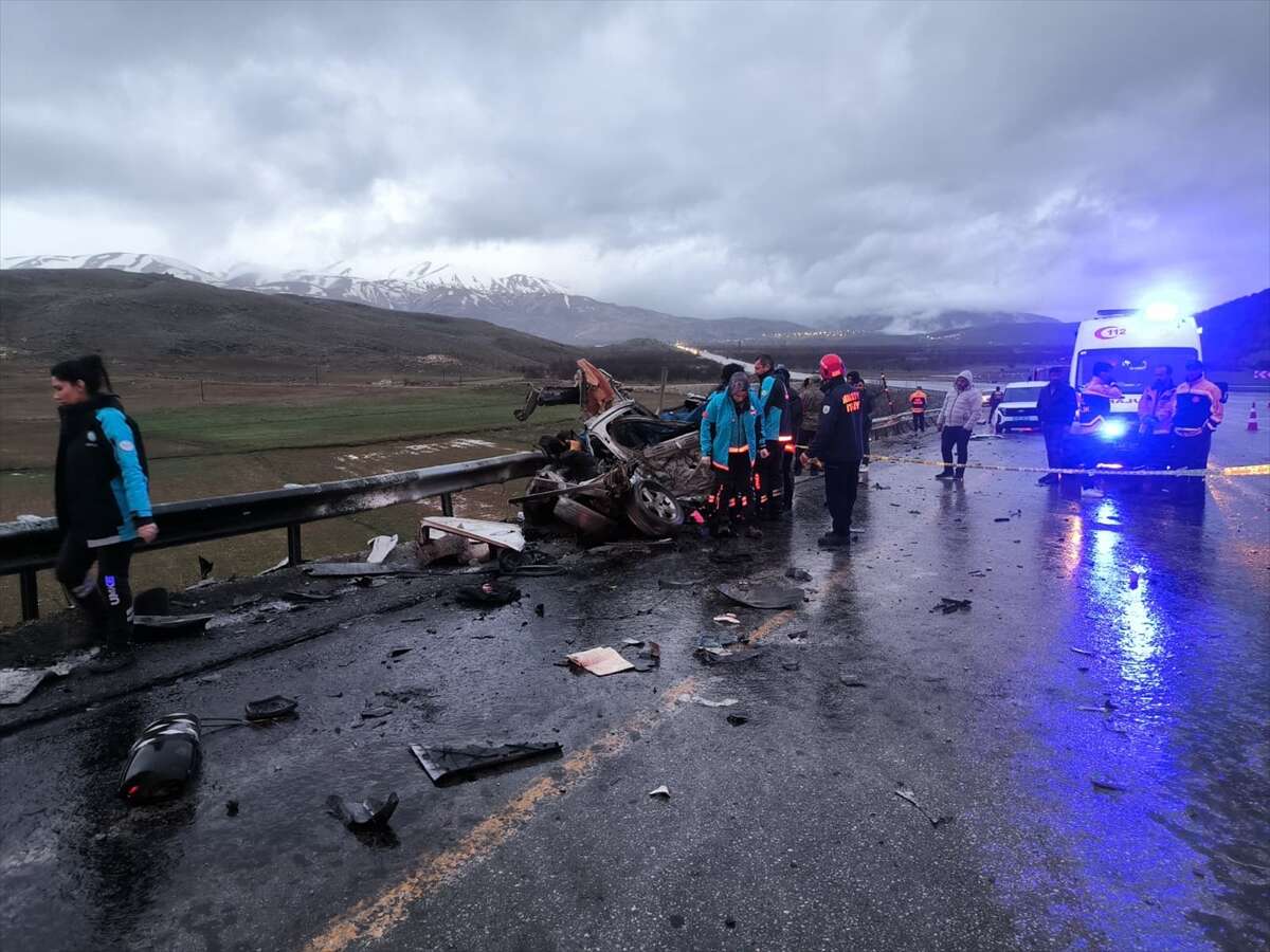 TIR ile otomobil kafa kafaya çarpıştı! 3 kişi hayatını kaybetti 3