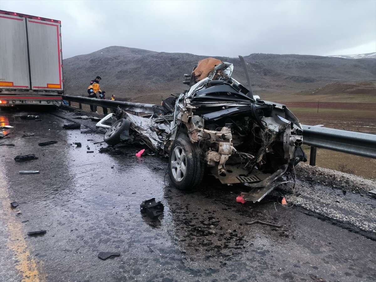 TIR ile otomobil kafa kafaya çarpıştı! 3 kişi hayatını kaybetti 1