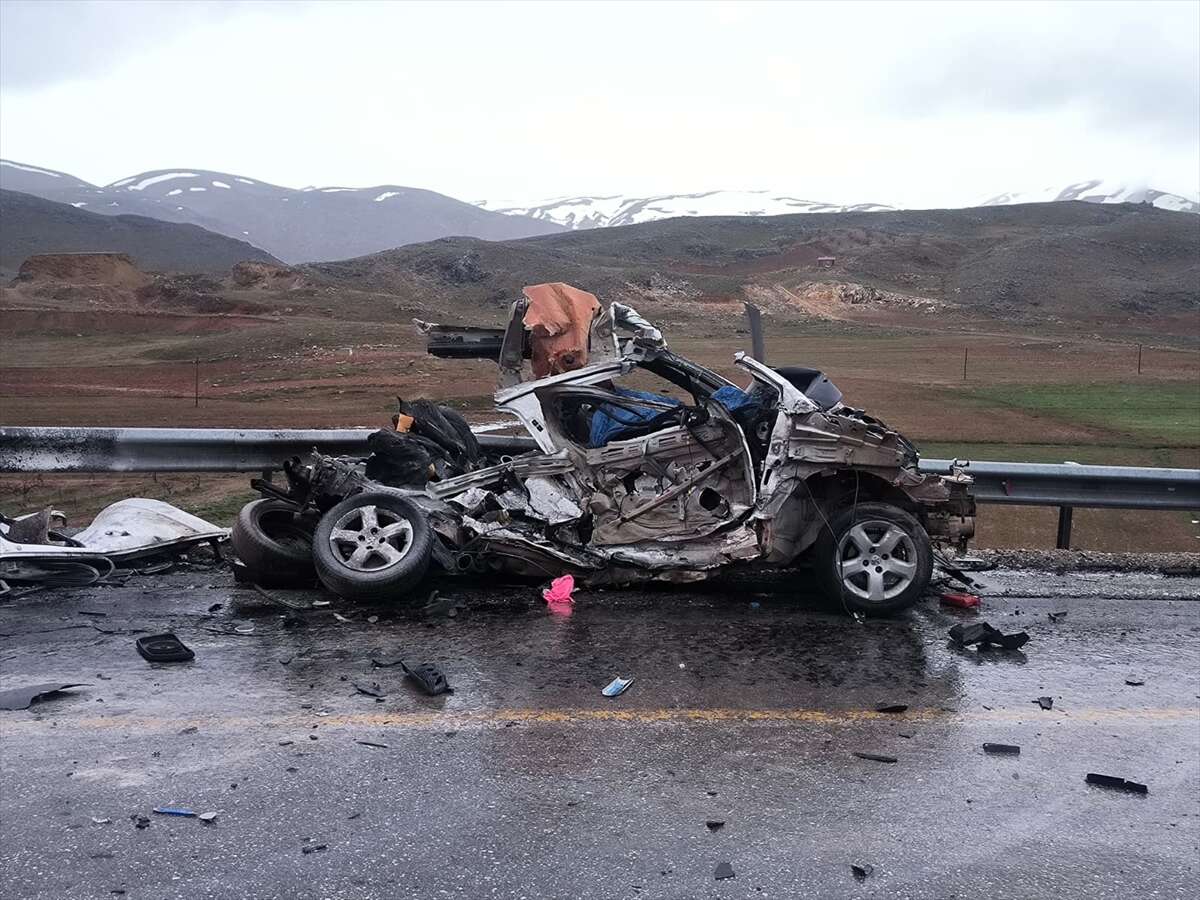 TIR ile otomobil kafa kafaya çarpıştı! 3 kişi hayatını kaybetti 4