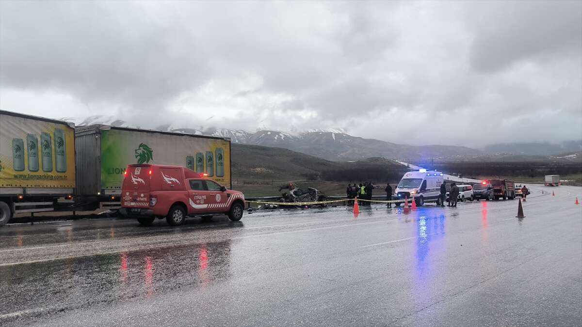 TIR ile otomobil kafa kafaya çarpıştı! 3 kişi hayatını kaybetti 6