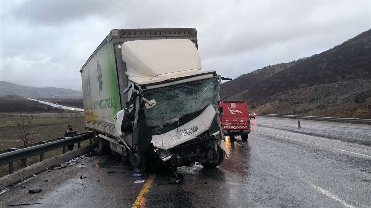 TIR ile otomobil kafa kafaya çarpıştı! 3 kişi hayatını kaybetti 9