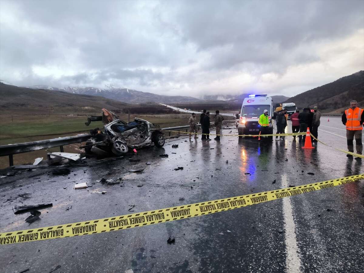 TIR ile otomobil kafa kafaya çarpıştı! 3 kişi hayatını kaybetti 10