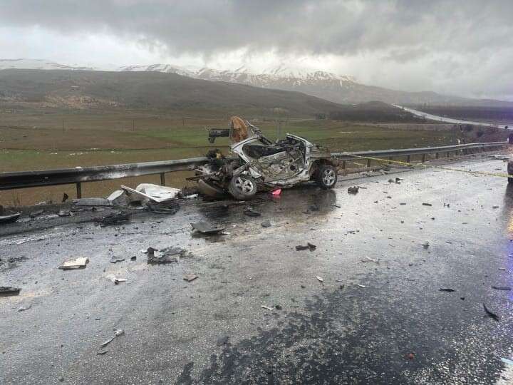 TIR ile otomobil kafa kafaya çarpıştı! 3 kişi hayatını kaybetti 14