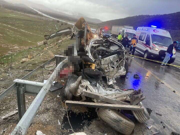 TIR ile otomobil kafa kafaya çarpıştı! 3 kişi hayatını kaybetti 12