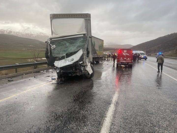 TIR ile otomobil kafa kafaya çarpıştı! 3 kişi hayatını kaybetti 15