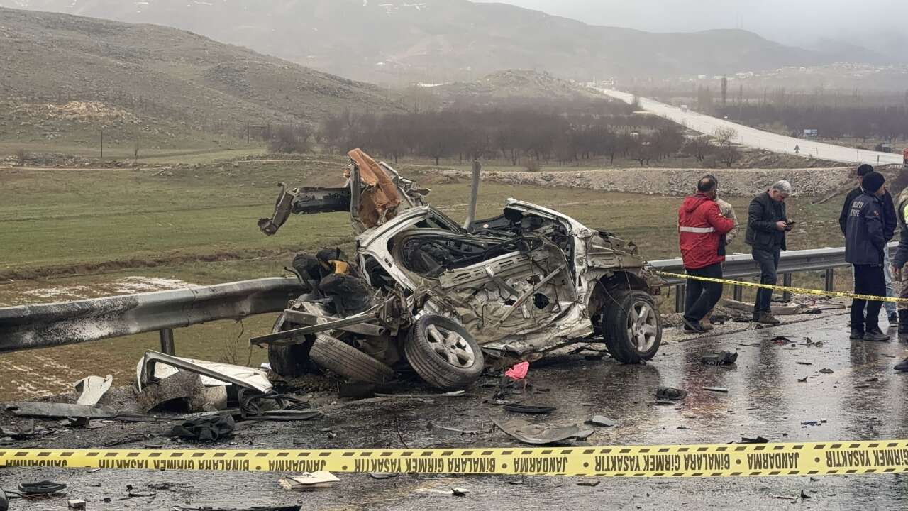 TIR ile otomobil kafa kafaya çarpıştı! 3 kişi hayatını kaybetti 5