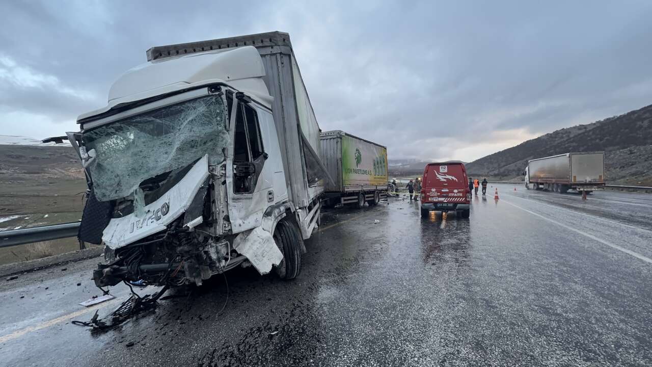 TIR ile otomobil kafa kafaya çarpıştı! 3 kişi hayatını kaybetti 8