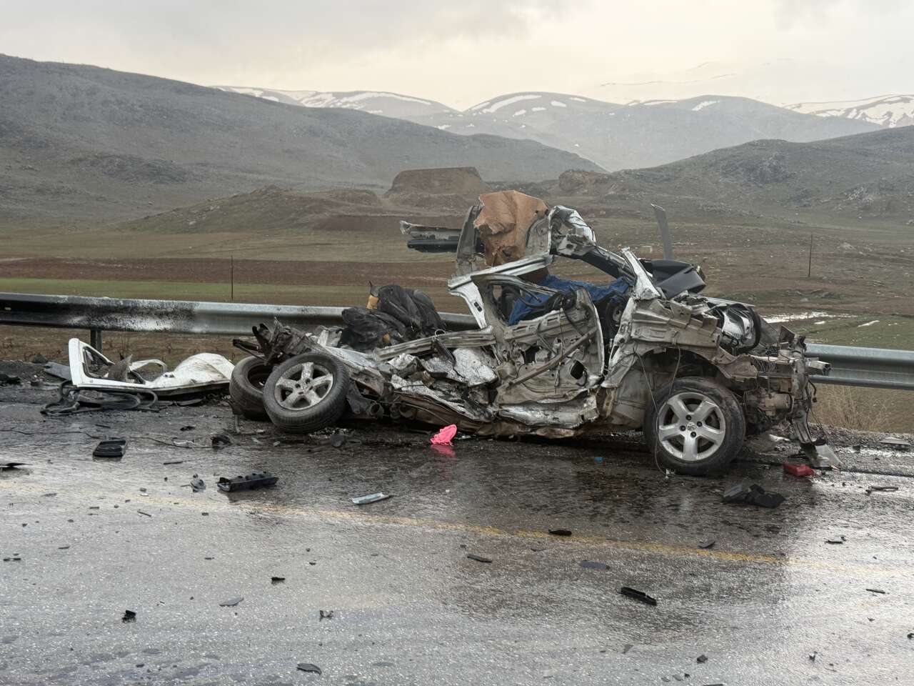 TIR ile otomobil kafa kafaya çarpıştı! 3 kişi hayatını kaybetti 2